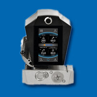 Ein digitales Gerät mit einem Touchscreen, das verschiedene Messwerte anzeigt, wie zum Beispiel Temperatur und Druck.