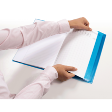 Eine Hand blättert durch ein offenes Notizbuch mit karierten und leeren Seiten, das in einer blauen Mappe gehalten wird.