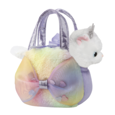 Eine blaue Handtasche mit einem Elefantenmotiv und einem kleinen Plüschelefanten, der aus der Tasche schaut.