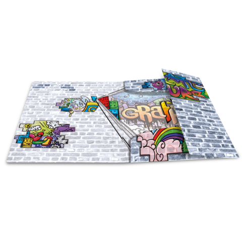 Bunte Graffiti-Kunst auf einer Ziegelwand, mit verschiedenen Figuren und Mustern, die lebendige Farben und kreative Designs zeigen.