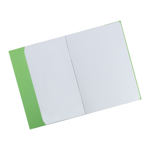 Ein offenes Notizbuch mit einem grünen Umschlag und leeren Seiten.