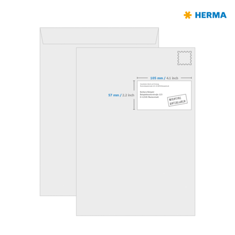 Ein grauer Briefumschlag mit einem Adressfeld und einem Stempel. Maße: 105 mm x 57 mm. Marke: HERMA.