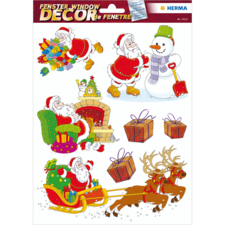 Weihnachtliche Fensterdekoration mit mehreren Weihnachtsmännern, einem Schneemann, Geschenken und einem Rentierschlitten.