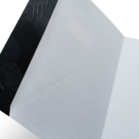 Schwarze Mappe mit einem strukturierten Design, innen leer und weiß, bereit für Dokumente oder Notizen.