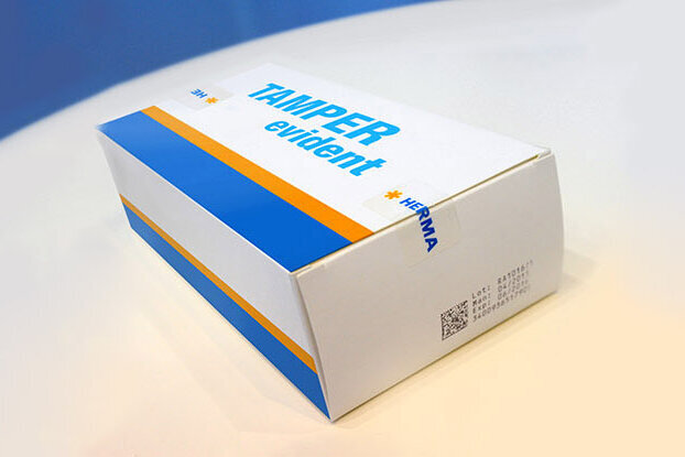 Eine Verpackung mit dem Aufdruck "TRASER" in Blau und Orange, auf einem hellen Untergrund platziert.