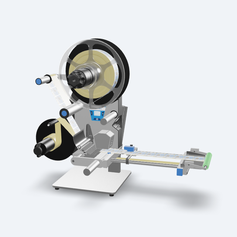 Eine Etikettiermaschine mit Rollen, einem Förderband und Steuerungselementen zur Anwendung von Etiketten auf Produkte.