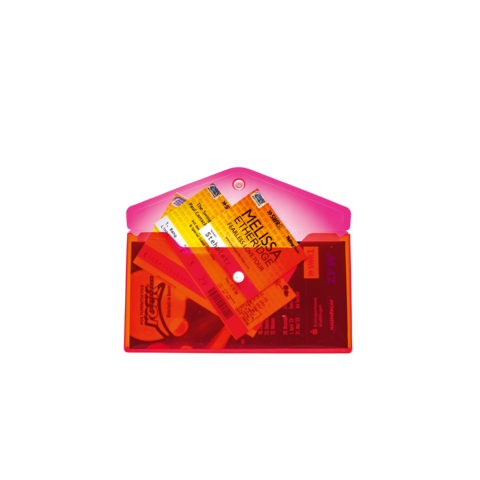 Eine transparente rote Hülle mit mehreren Tickets und Karten darin, die teilweise sichtbar sind.