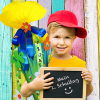 Schulkind mit Schultüte" bleibt im Deutschen unverändert, da es sich um einen spezifischen kulturellen Ausdruck handelt. Es beschreibt ein Schulkind, das zur Einschulung eine Schultüte erhält, was eine traditionelle deutsche Praxis ist.