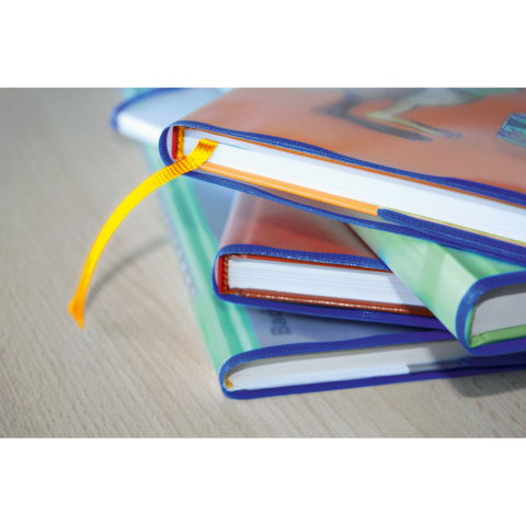 Drei Bücher mit bunten Einbänden liegen übereinander, wobei eines ein gelbes Lesezeichen hat.