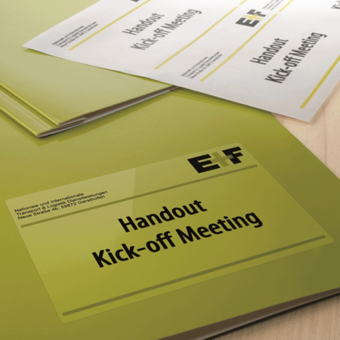 Handout für ein Kick-off-Meeting, präsentiert in einer grünen Mappe mit dem Titel und Logo.