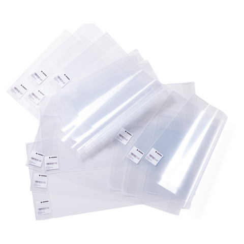 Eine Ansammlung von transparenten Kunststoffhüllen in verschiedenen Größen, einige mit Etiketten versehen.