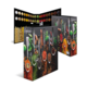Wanddisplay mit verschiedenen Gewürzen, darunter Pfeffer, Paprika und Kräuter, auf schwarzem Hintergrund.