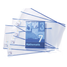 Ein Mathematikbuch mit der Nummer 7 und mehrere transparente Hüllen mit blauen Streifen.