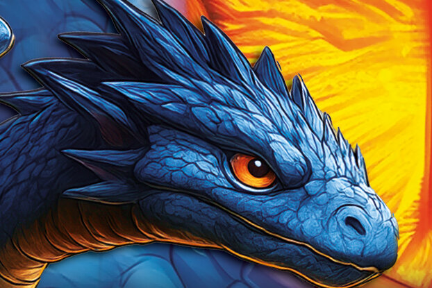 Zwei blaue Drachen mit leuchtenden Augen und scharfen Zähnen, umgeben von Kristallen und einem flammenden Hintergrund.