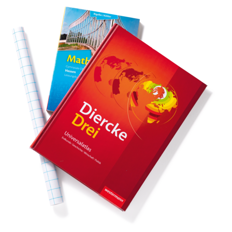 Zwei Lehrbücher liegen übereinander, eines in Rot mit einer Weltkarte und das andere in Blau mit dem Titel "Mathematik". Ein Blatt Papier ist daneben.