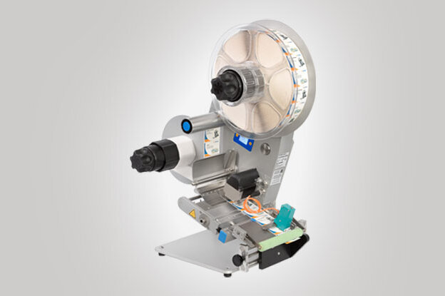 Eine industrielle Etikettiermaschine mit einem großen Rollenmechanismus und mehreren Bedienelementen zur Anpassung.