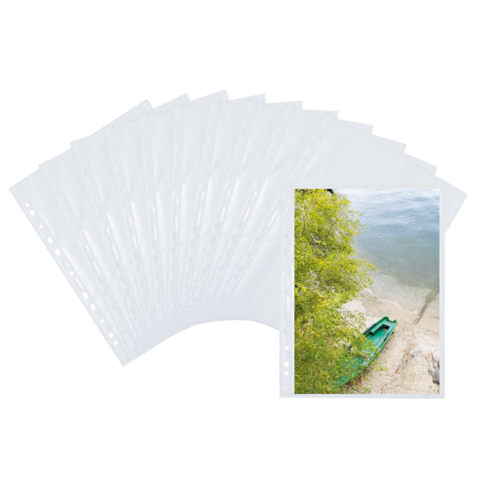 Transparente Hüllen für Dokumente liegen auf einem Tisch, mit einem Foto eines grünen Bootes am Ufer eines Gewässers.