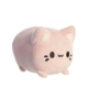 Kuscheliges, rosa Plüschtier in Form einer Katze mit großen Augen und kleinen Ohren.