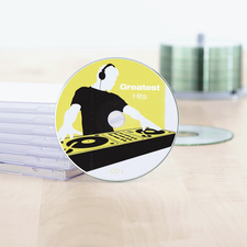 CD mit dem Titel 'Greatest Hits', auf einem Tisch liegend, umgeben von leeren CD-Hüllen.