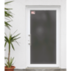 Weiße Eingangstür mit grauem Glas und modernem Türgriff, umgeben von einer Topfpflanze. Ein Warnschild ist oben rechts angebracht.