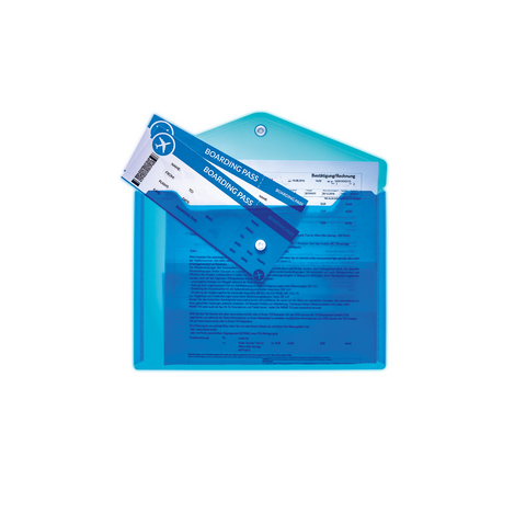 Ein blauer Ordner mit einem Boarding-Pass und einem Dokument, das Informationen zu einem Flug enthält.