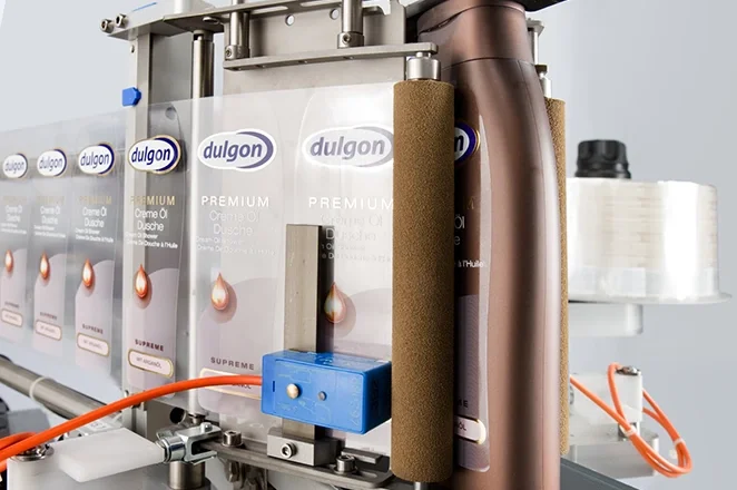 Eine industrielle Abfüllmaschine mit mehreren Behältern, die für die Abfüllung von Flüssigkeiten in Flaschen oder Dosen verwendet wird.