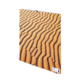 Sanddünen mit wellenförmigen Mustern, die die Textur und Struktur des Sands zeigen.