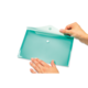 Eine Hand hält einen blauen, flachen Behälter mit einem abnehmbaren Deckel und einem kleinen weißen Knopf in der Mitte.