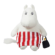 Ein weißes, plüschiges Mumin-Monster trägt eine rot-weiß gestreifte Badehose und hält einen kleinen schwarzen Eimer.