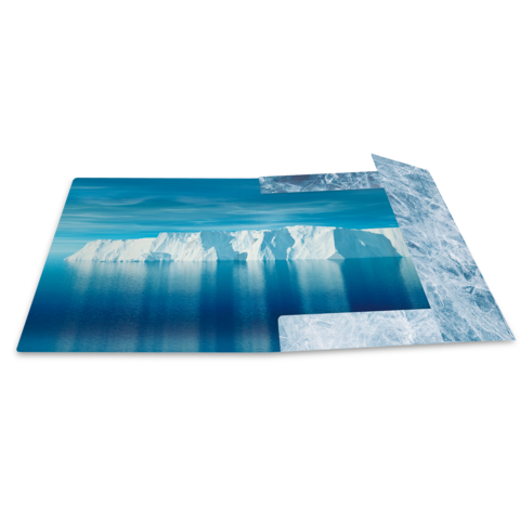 Eisberglandschaft mit reflektierendem Wasser und klarem Himmel, in verschiedenen Blautönen dargestellt.