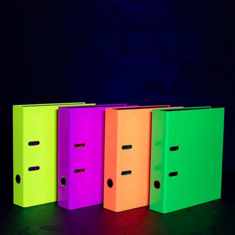 Vier neonfarbene Ordner (grün, lila, orange, gelb) stehen nebeneinander vor einem dunklen Hintergrund.