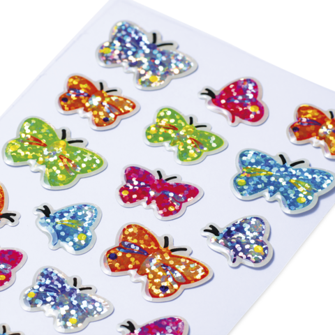 Bunte Glitzer-Schmetterlingsaufkleber in verschiedenen Farben und Designs auf einem weißen Hintergrund angeordnet.
