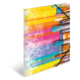 Bunte Pinsel in verschiedenen Größen auf einem Hintergrund mit lebhaften Farben, der eine künstlerische Atmosphäre vermittelt.