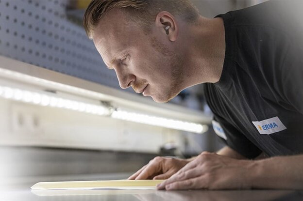 Mitarbeiter für die Etikettenprüfung