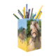 Ein Stiftehalter mit Bildern von Pferden, gefüllt mit bunten Stiften in verschiedenen Farben.