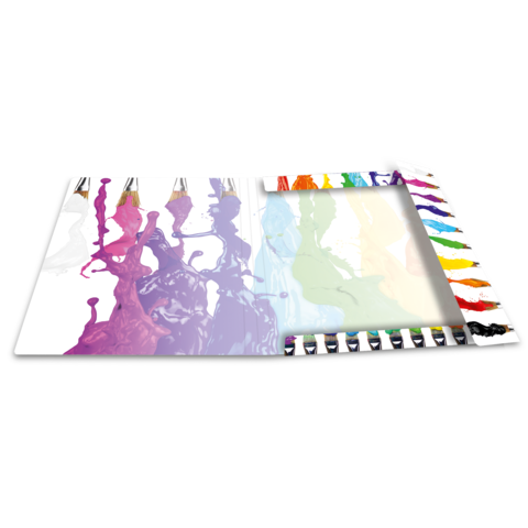 Ein offenes Skizzenbuch mit bunten Farben und Pinsel, die auf der linken Seite verteilt sind, während die rechte Seite leer bleibt.