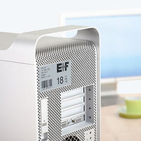 Silbernes Inventaretikett auf dem Computer