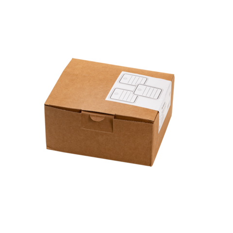 Braune Kartonbox mit einem weißen Etikett, das mehrere Kästchen zum Ausfüllen zeigt.