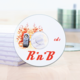 R'n'B CD mit dekorativem Design, platziert neben transparenten CD-Hüllen auf einem hellen Untergrund.