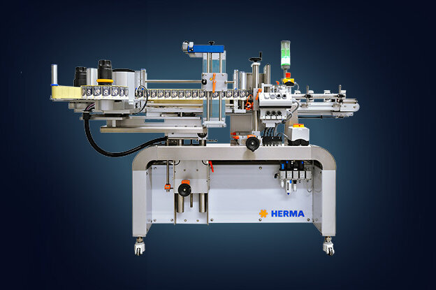 Eine industrielle Maschine mit verschiedenen Komponenten zur Automatisierung, auf einem stabilen Gestell, vor einem abstrakten, blauen Hintergrund.