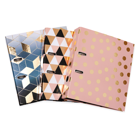 Drei Ordner in verschiedenen Designs: ein silberner mit geometrischem Muster, ein schwarzer mit Dreiecken und ein rosa mit goldenen Punkten.