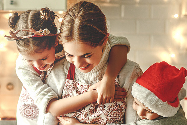 Weihnachtliches Basteln, Mama mit zwei Kindern