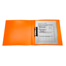 Ein offener orangefarbener Ordner mit einem Dokument, das Informationen und Tabellen enthält.