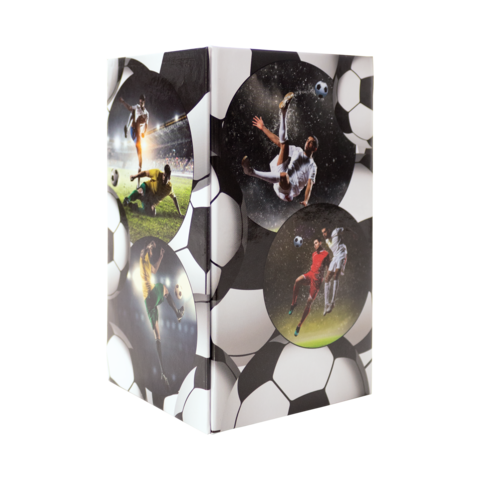 Ein Würfel mit Fußballmotiven, der Spieler in Aktion zeigt, umgeben von einem Muster aus Fußballen.