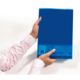 Eine Person hält einen blauen Ordner mit einer blauen Beschriftung und der Zahl 25 in der Hand.