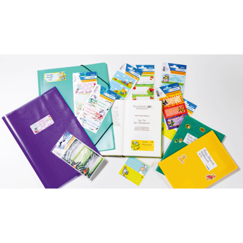Bunte Schulmaterialien, darunter Notizhefte, Mappen und Aufkleber, auf einem weißen Hintergrund angeordnet.