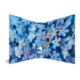 Ein aufgeschlagenes Buch mit einem blauen Blumenmuster, das kleine, hellblaue Blüten zeigt. Die Innenseiten sind dekorativ gestaltet.