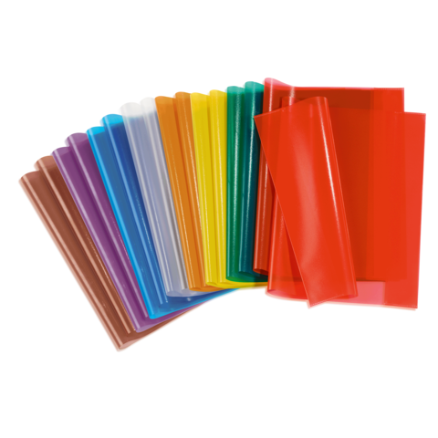 Bunte Kunststoffhüllen in verschiedenen Farben, angeordnet in einer Reihe, ideal für Dokumente oder Notizen.