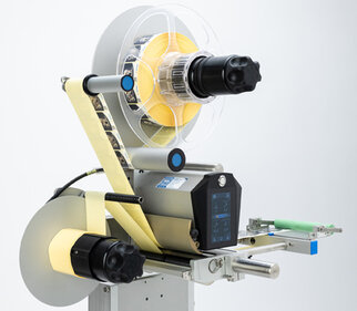 Etikettiermaschine mit zwei Rollen, einer Steuereinheit und einem Display zur Anpassung der Einstellungen.