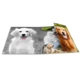 Ein aufgeschlagenes Fotobuch mit verschiedenen Hundefotos, darunter ein Golden Retriever, ein Labrador und ein Mischling.